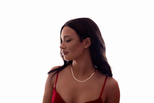 drobne złote kolczyki