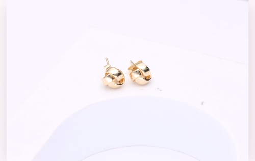 drobne złote kolczyki