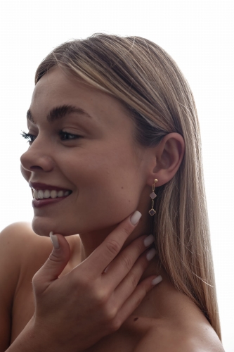 złoty kolczyk wiszący z kwiatkami