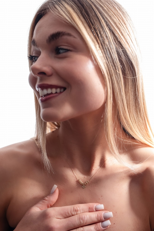 zloty naszyjnik z kwiatkiem