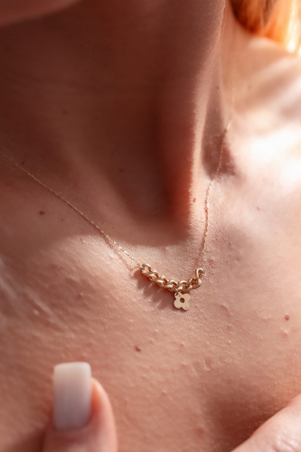 zloty naszyjnik z kwiatkiem