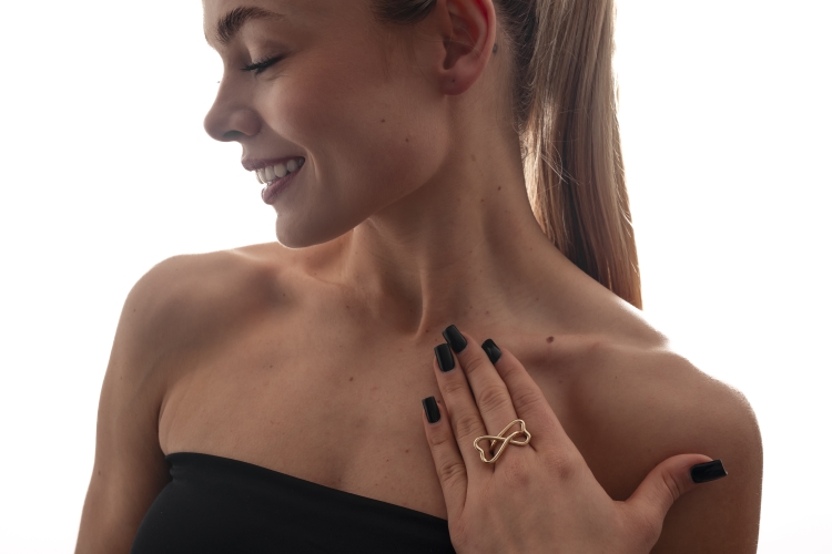 pierscionek zloty Amari