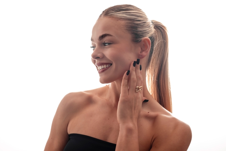 pierscionek zloty Amari